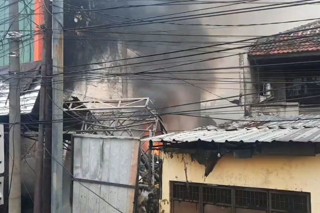 Beruntung sejumlah karyawan bengkel dan bocah tersebut berhasil menyelamatkan diri sebelum api membesar. Tidak ada korban jiwa maupun luka dalam peristiwa ini, namun kerugian di taksir mencapai ratusan juta rupiah.