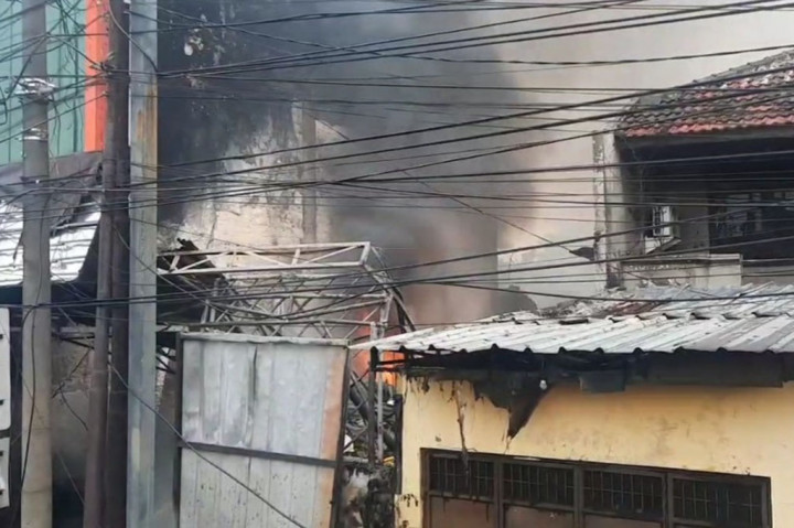 Beruntung sejumlah karyawan bengkel dan bocah tersebut berhasil menyelamatkan diri sebelum api membesar. Tidak ada korban jiwa maupun luka dalam peristiwa ini, namun kerugian di taksir mencapai ratusan juta rupiah.