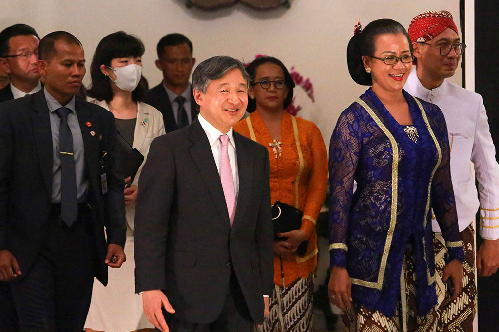 Kaisar Jepang Hironomiya Naruhito tiba di Keraton Ngayogyakarta Hadiningrat, Rabu, 21 Juni 2023. Naruhito disambut puluhan Prajurit Bregada Wirabraja yang memakai seragam keprajuritan lengkap disertai senjata, bendera, dan alat musik berbaris memanjang dari utara ke selatan area itu.