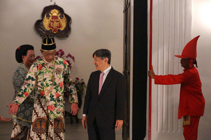 Sultan HB X dan GKR Hemas kemudian mengajak Naruhito menyaksikan benda koleksi milik keraton. Naruhito kemudian pertunjukan wayang kulit persembahan Kawedanan Kridhamardawa serta Tari Beksan Lawung Jajar di Tratag Bangsal Kencana. Kunjungan Naruhito diakhiri dengan bersantap malam.