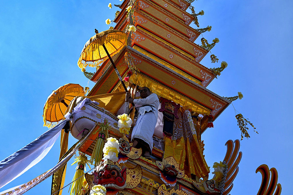 Jenazah yang sebelumnya digotong dari Puri Denpasar menggunakan bedusa (peti berbentuk sarkofagus), kemudian dinaikkan ke atas bade tumpang (tingkat) 11 setinggi 22 meter dengan menggunakan tragtag (tangga) di kawasan Patur Catur Muka.