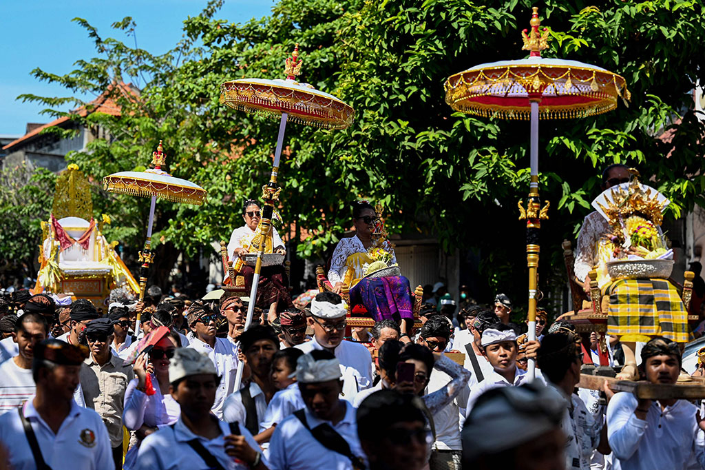 Rangkaian iring-iringan jenazah tak saja diisi wanita pembawa sesajen dan perlengkapan upacara pelebon, juga ada kereta kuda yang dinaiki oleh keluarga Puri Denpasar, barisan perwakilan Raja-Raja Nusantara dari sejumlah kerajaan dan keraton di Tanah Air.