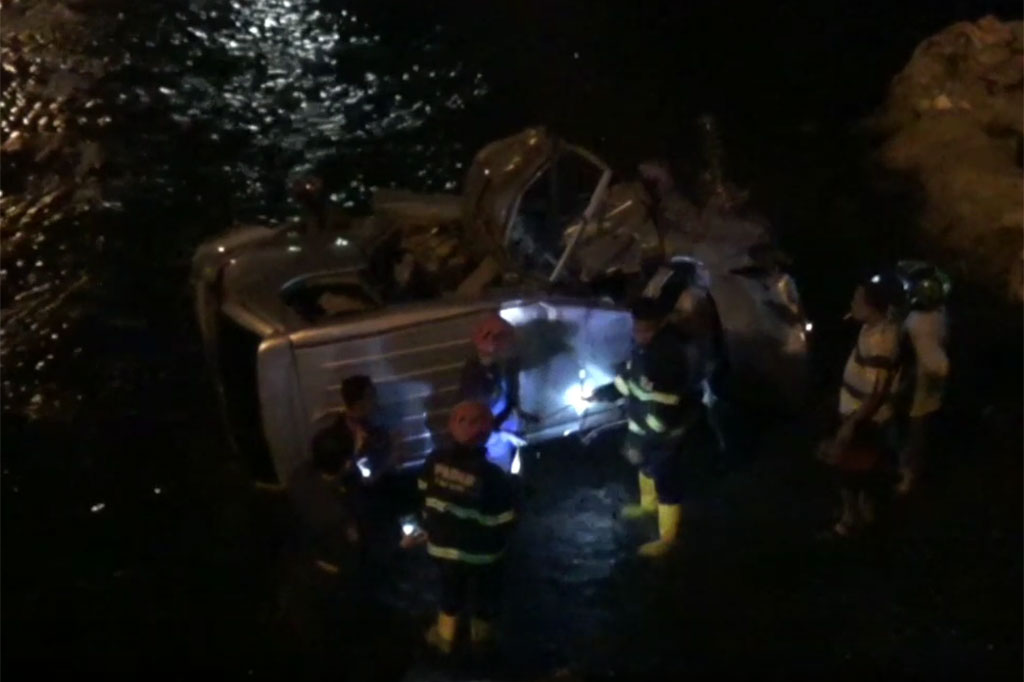 Sebuah mobil minibus jatuh ke dalam aliran sungai akibat tertabrak kereta api di Banjir Kanal Kelurahan Alai Parak Kopi, Kecamatan Padang Utara, Kota Padang, Provinsi Sumatera Barat (Sumbar), Rabu, 21 Juni 2023 malam. Dua penumpang minibus mengalami luka berat.