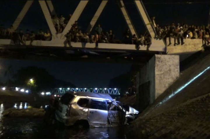 Penumpang minibus yang satu orang berjenis kelamin perempuan dan satu laki-laki masih sadarkan diri akibat luka berat di bagian leher dan kepala melihat kejadian itu. Warga langsung berhamburan ke turun ke sungai untuk menyelamatkan korban. Korban lalu dibawa ke RS Bhayangkara Polda Sumbar.
