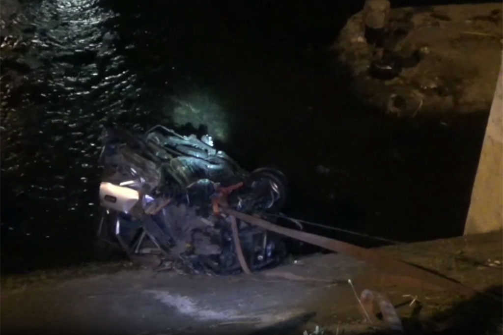 Kabid Damkar Kota Padang, Sutan Hendrs menyebut, kereta api tanpa gerbong yang terlibat kecelakaan datang dari Stasiun Alai Parak Kopi menuju Stasiun Simpang Haru namun diduga korban tidak mendengar klakson dari lokomotif tersebut sehingga mobil ditabrak dan masuk ke dalam sungai. 