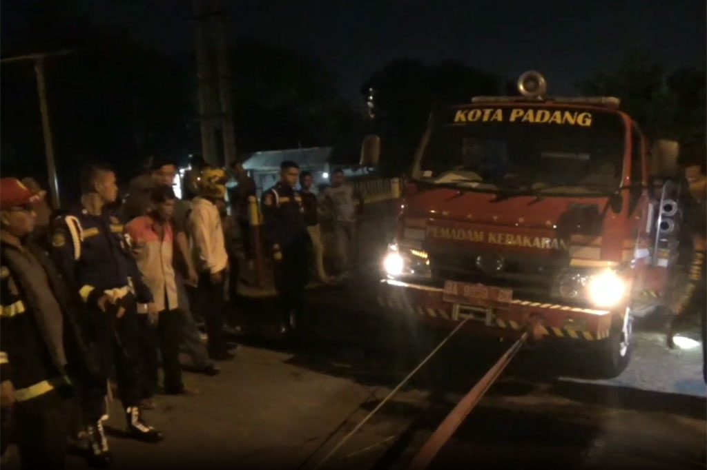 Damkar Padang mengerahkan satu unit mobil pemadam yang membawa sling katrol untuk menarik Kendaraan yang mengalami rusak berat di dasar sungai. 