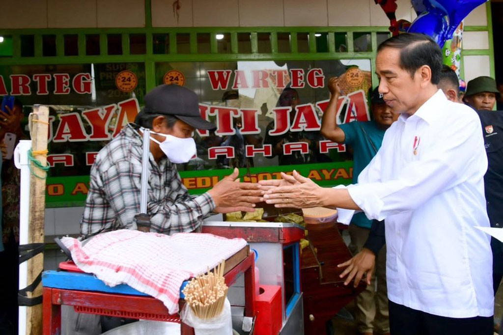 Presiden Joko Widodo meninjau aktivitas pedagang di Pasar Tohaga Parung dan Pasar Parungpung, Kabupaten Bogor, Provinsi Jawa Barat, pada Rabu, 21 Juni 2023. Dalam kunjungan tersebut, Presiden memastikan bahwa harga sejumlah kebutuhan pokok tetap stabil menjelang Iduladha.