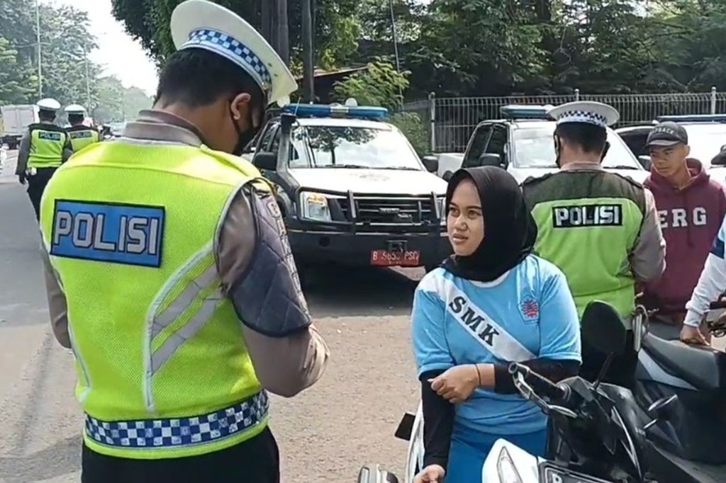 Petugas gabungan menggelar razia di jalan Raya Bogor, Pasar Rebo, Jakarta Timur, Rabu. 21 Juni 2023. Puluhan pengendara motor yang tengah melintas, nekat berputar dan melawan arah saat mengetahui ada razia yang di gelar oleh petugas gabungan.