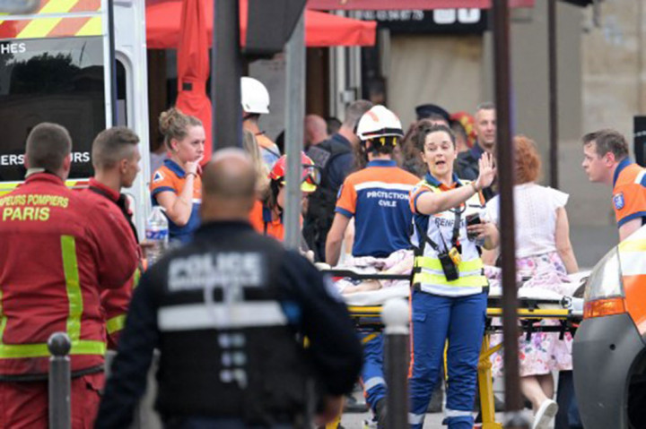 Dinas pemadam kebakaran mengatakan telah terjadi ledakan yang menyebabkan runtuhnya dua bangunan, tetapi polisi kemudian mengatakan hanya satu bangunan yang runtuh.