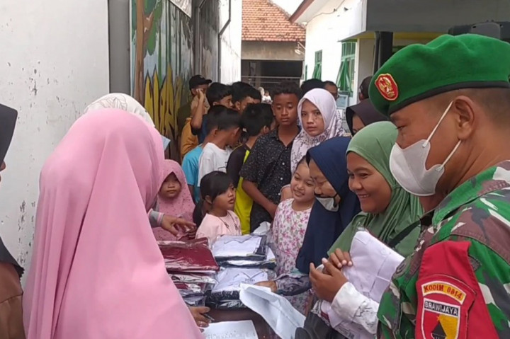 Seragam sekolah gratis yang dibagikan ke warga ini diperuntukkan bagi keluarga pra sejahtera dan anak berprestasi. Tak hanya untuk siswa SD seragam juga untuk siswa SMP dan SMA.