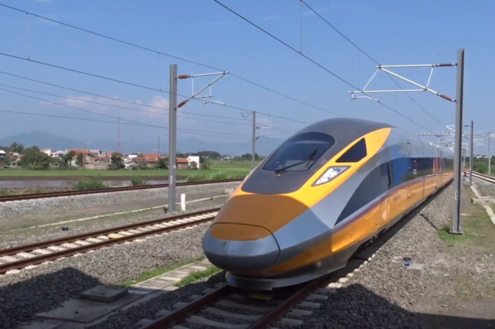 Menteri Koordinator Bidang Kemaritiman dan Investasi, Menkomaritim, Luhut Binsar Pandjaitan, menjajal kereta cepat Jakarta-Bandung. Selain itu, Luhut Binsat Panjaitan, juga meninjau kesiapan Stasiun Tegalluar yang dijadikan pemberhentian terakhir kereta cepat Jakarta-Bandung.