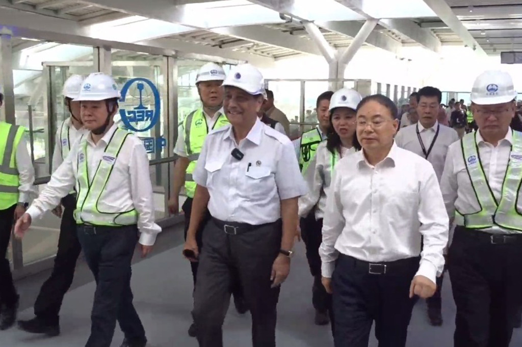 Menjelang peresmian, Luhut, melakukan uji coba kereta cepat Jakarta-Bandung. Dengan kecepatan 385 kilometer perjam, perjalanan dari Stasiun LRT Halim menuju Stasiun Padalarang berkisar 20 menit. Sementara dari Stasiun Padalarang menuju Tegalluar berkisar 20 menit, atau total dari Halim menuju stasiun akhir, Tegalluar, selama 40 menit.