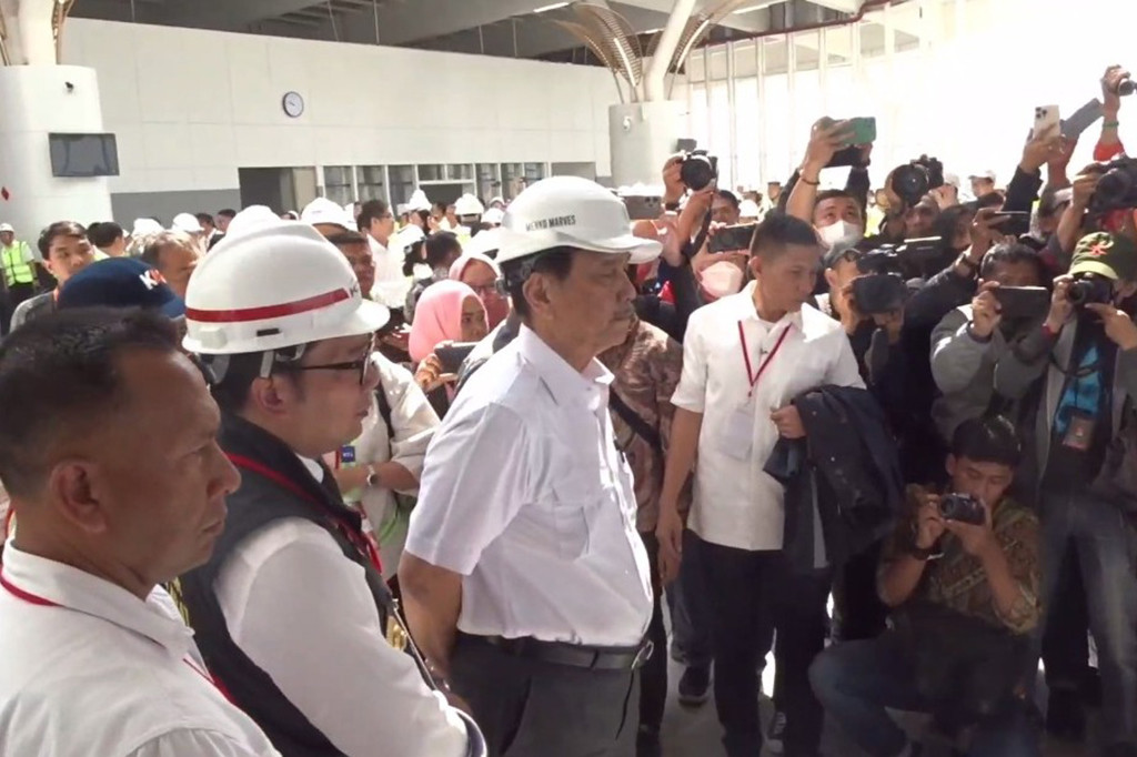 Selain itu, Presiden Joko Widodo juga menginginkan agar proyek Kereta Cepat Indonesia China (KCIC) yang saat ini menjangkau rute Jakarta-Bandung, berlanjut hingga ke Surabaya. Hal tersebut diungkapkan Luhut kepada para pekerja proyek di Stasiun Tegalluar.