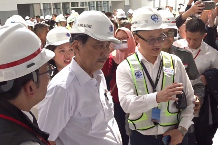 Menurut Menkomarves, pekerjaan proyek kereta cepat ini belum tuntas meski sudah dilakukan beberapa kali uji coba sebelum nantinya kereta cepat Jakarta-Bandung (KCJB) bakal diresmikan pada 18 Agustus 2023. Luhut juga mengatakan jika Presiden Jokowi sempat berbicara soal peluang untuk memperpanjang trek kereta cepat yang nantinya akan dibangun untuk jalur ke Surabaya.