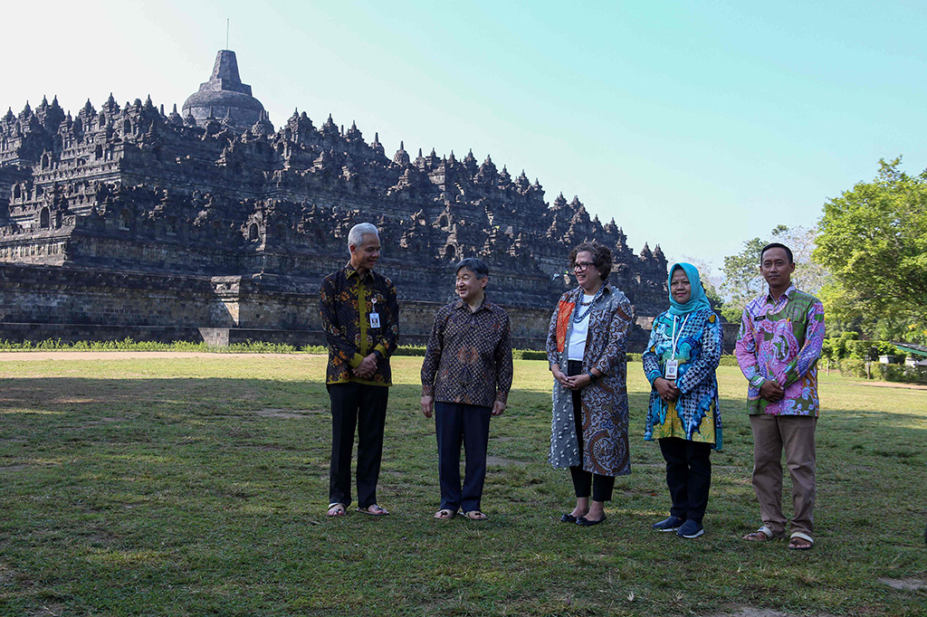 Naruhito disambut Gubernur Jawa Tengah, Direktur Utama PT Taman Wisata Candi Borobudur Prambanan dan Ratu Boko Febrina Intan, Sub Koordinator Warisan Dunia Borobudur Wiwit Kasiati, serta Staf Edukator Museum dan Cagar Budaya Mura Aristina. 