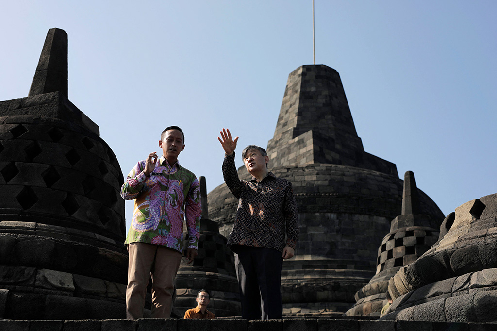 Naruhito kemudian naik sampai ke lantai sembilan untuk melihat-lihat Stupa Buddha. Naruhito berada di lantai atas candi selama sekitar 30 menit.