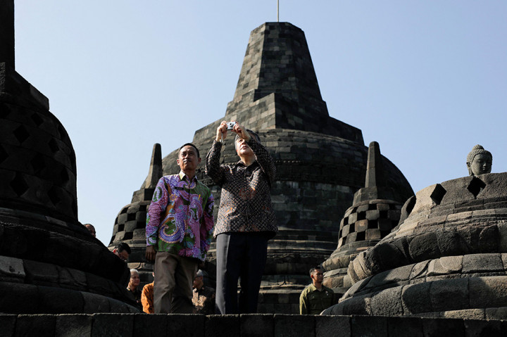 Kaisar Naruhito sempat memotret beberapa relief Candi Borobudur.