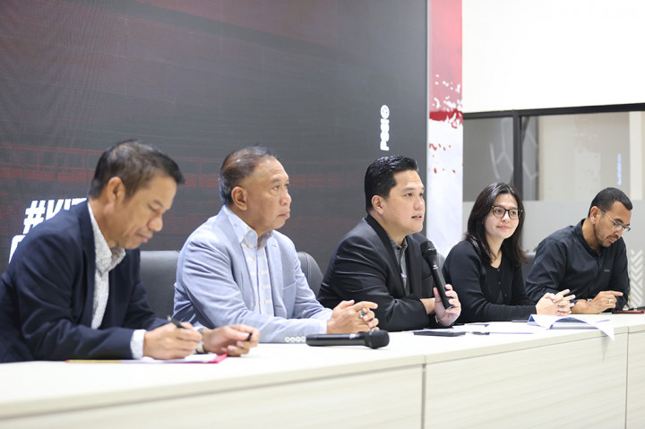 Ketua Umum PSSI Erick Thohir didampingi Wakil PSSI Zainuddin Amali dan Ratu Tisha, Sekjen PSSI Yunus Nusi, dan exco PSSI Arya Sinulingga melakukan konferensi pers di GBK Arena, Jakarta, Kamis, 22 Juni 2023.
