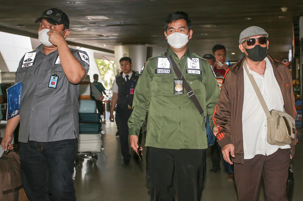 Kanwil Kemenkumham Jatim melalui Kantor Imigrasi Kelas II Blitar mendeportasi warga negara Singapura MB, 66, ke negaranya.