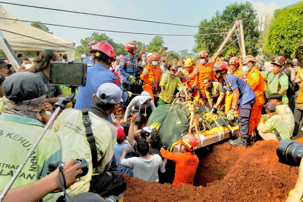 Petugas Damkar dan Basarnas terpaksa mengangkut jenazah Fajri menggunakan forklift manual sejauh kurang lebih 600 meter.