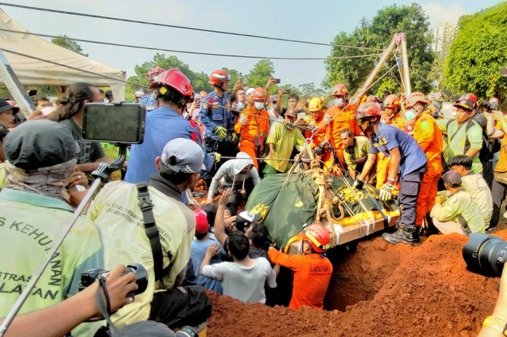 Petugas Damkar dan Basarnas terpaksa mengangkut jenazah Fajri menggunakan forklift manual sejauh kurang lebih 600 meter.