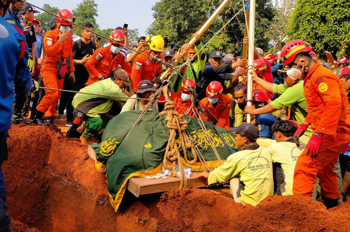 Pemakaman Fazri berlangsung dramatis karena ambulans tidak bisa masuk hingga ke area liang lahat. 