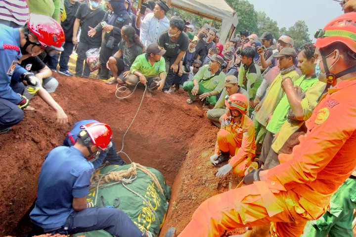 Muhammad Fajri meninggal dunia Kamis dini hari pukul 01.25 WIB setelah dirawat selama 14 hari di Rumah Sakit Cipto Mangunkusumo karena menderita gangguan organ.