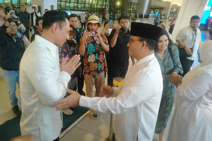 Bakal calon presiden Anies Baswedan berangkat menunaikan haji menuju Arab Saudi pada Kamis, 22 Juni 2023. Anies yang tiba di Terminal 3 Bandara Soekarno-Hatta, Tangerang langsung disambut Ketua Umum Partai Demokrat Agus Harimurti Yudhoyono (AHY).