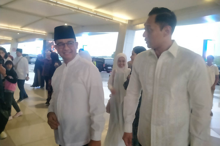 Menurut Anies, dirinya menunaikan ibadah haji beserta dengan keluarga lengkapnya, mulai dari istri hingga anak-anaknya. Keberangkatannya ke Tanah Suci itu merupakan undangan dari pihak Arab Saudi.