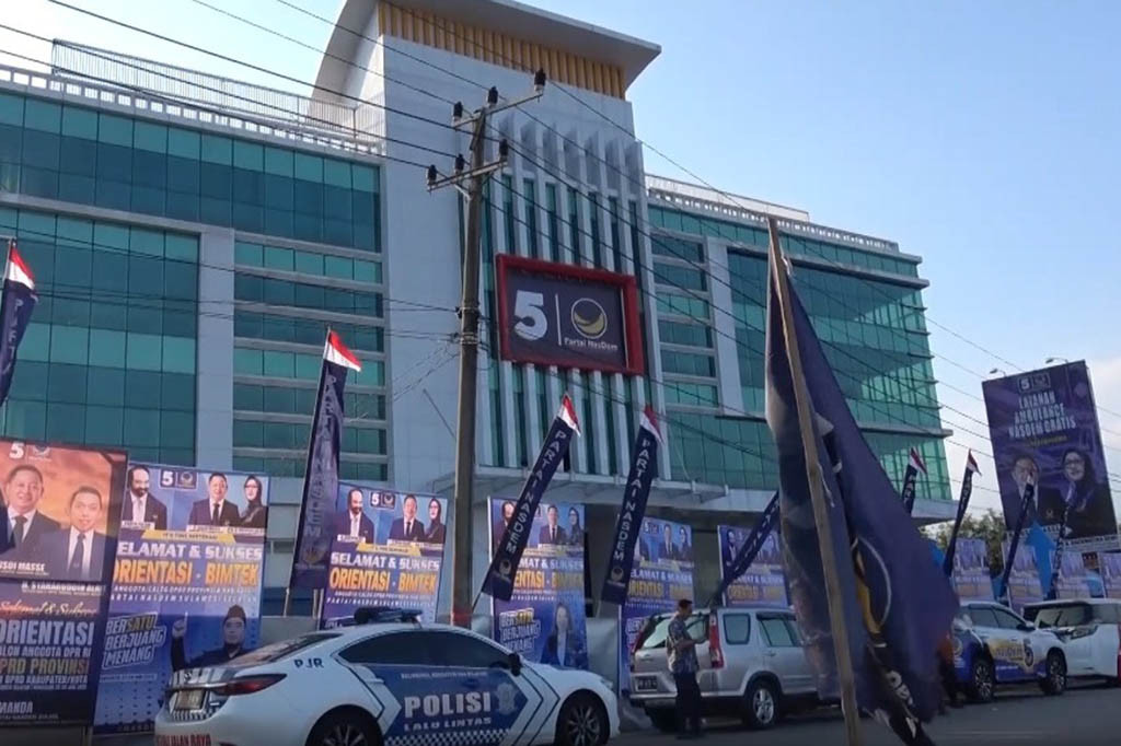 Di sela kunjungan kerjanya di Kota Makassar, Sulawesi Selatan, dalam rangka membuka orientasi dan bimtek calon anggota legislatif untuk DPRD se-Sulawesi Selatan serta Anggota Fraksi Partai NasDem yang duduk di DPRD Kabupaten Kota di Provinsi Sulawesi Selatan, Ketua Umum Partai NasDem juga meninjau pembangunan Gedung NasDem Building yang saat ini masih dalam tahap pembangunan.