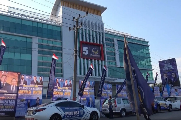 Di sela kunjungan kerjanya di Kota Makassar, Sulawesi Selatan, dalam rangka membuka orientasi dan bimtek calon anggota legislatif untuk DPRD se-Sulawesi Selatan serta Anggota Fraksi Partai NasDem yang duduk di DPRD Kabupaten Kota di Provinsi Sulawesi Selatan, Ketua Umum Partai NasDem juga meninjau pembangunan Gedung NasDem Building yang saat ini masih dalam tahap pembangunan.