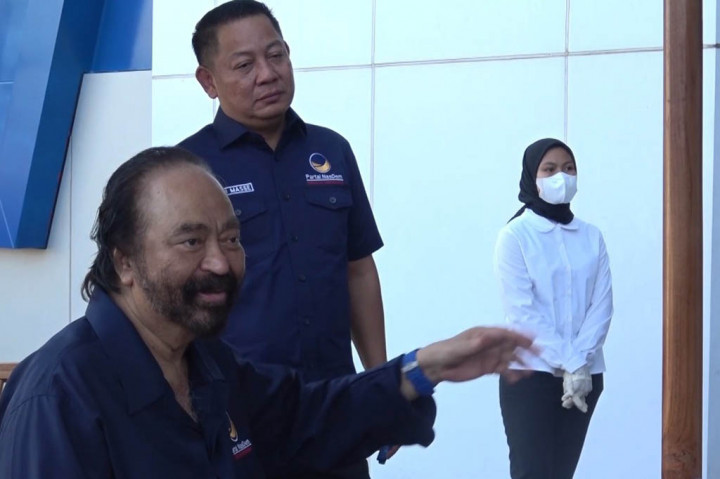 Dalam kunjungannya itu, Surya Paloh, didampingi sejumlah pengurus dan pejabat Dewan Pimpinan Pusat atau DPP Partai NasDem, di antaranya Wakil Ketua Umum Partai NasDem Ahmad Ali dan Sayhrul Yasin Limpo, serta Koordintaor Pemenangan Tritorial Partai NasDem untuk wilayah Sulawesi, Rahmat Gobel.