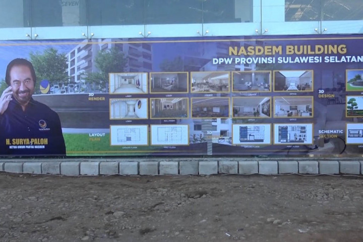 Surya Paloh juga didamping sejumlah pengurus dan kader Partai NasDem lainnya yang ada di tingkat Dewan Pimpinan Wilayah Partai NasDem Sulawesi Selatan, di antaranya Ketua DPW Partai NasDem Rusdi Masse.