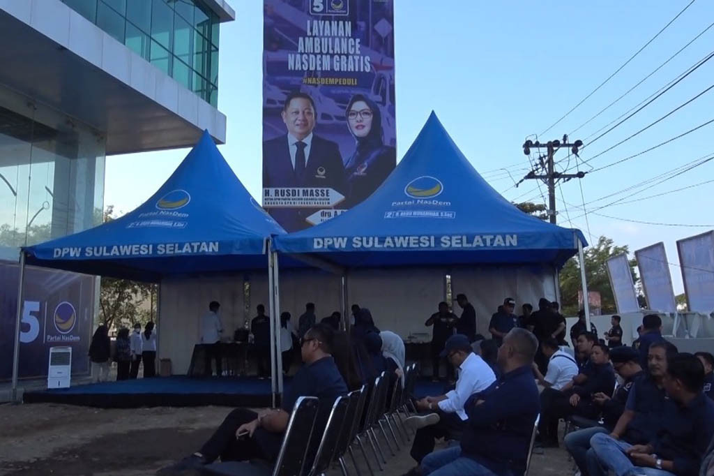 Selain melakukan tinjauan secara langsung dalam pembangunan gedung Nasdem Building, Surya Paloh juga ngopi bareng sejumlah kader dan simpatisan Partai NasDem lainnya di halaman gedung NasDem Bulding.
