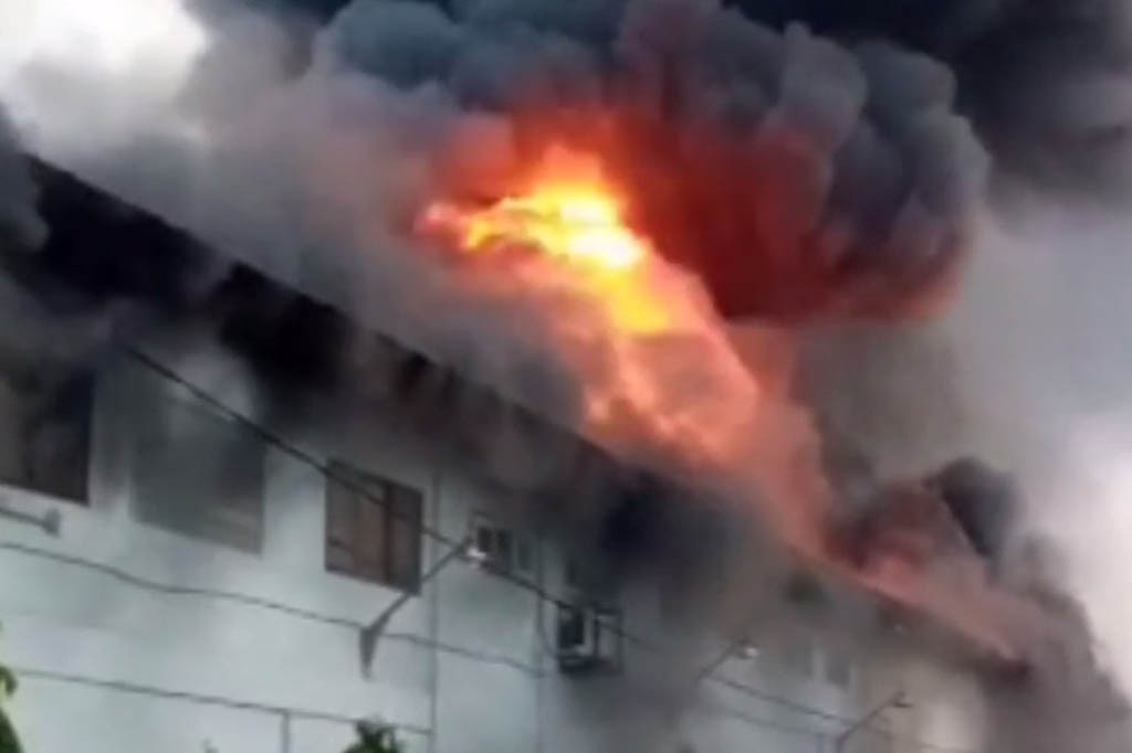 Peristiwa kebakaran menimpa sebuah pabrik spons atau busa kasur, di komplek pergudangan Tanrise Southgate, Desa Sruni Kecamatan Gedangan Kabupaten Sidoarjo, Kamis, 22 Juni 2023. 