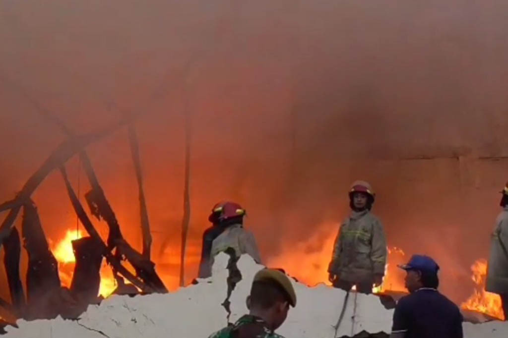 Api pertama kali muncul dari bagian belakang, pabrik spons atau busa kasur. Api kemudian cepat membesar, karena di dalam pabrik banyak bahan mudah terbakar.