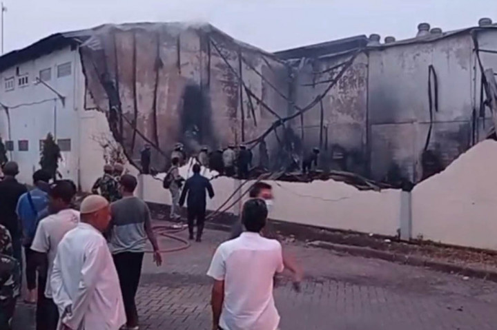 Saksi mata mengaku sempat mendengar ledakan, dari dalam lokasi kebakaran. Atap bangunan bahkan roboh, akibat terbakar panasnya api.