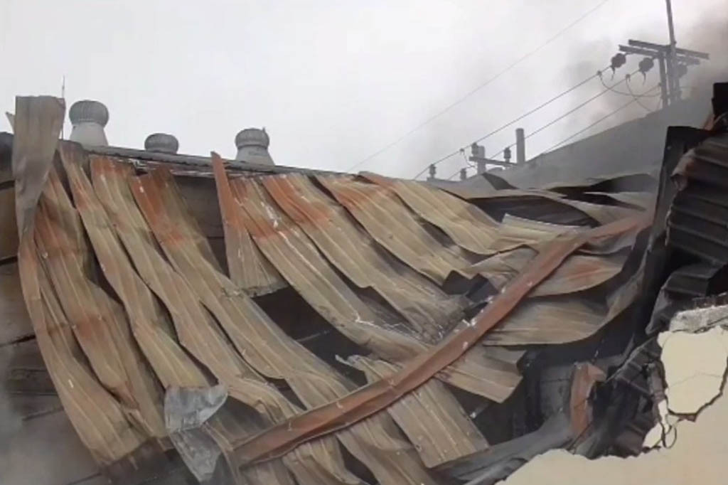 Sejumlah karyawan sempat terjebak, di lokasi pabrik yang terbakar. Namun mereka berhasil diselamatkan petugas pemadam yang datang ke lokasi kejadian.