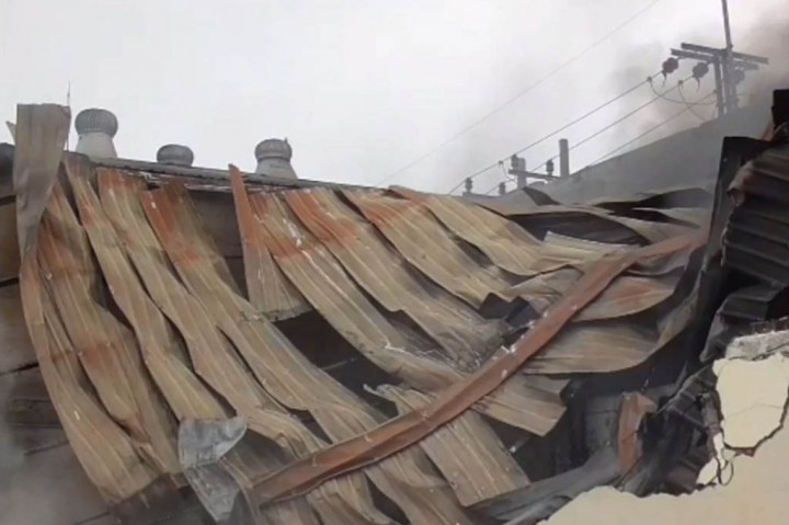 Sejumlah karyawan sempat terjebak, di lokasi pabrik yang terbakar. Namun mereka berhasil diselamatkan petugas pemadam yang datang ke lokasi kejadian.