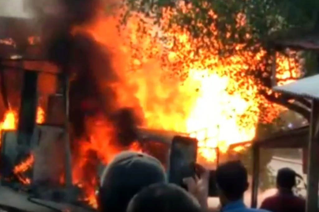 Sebuah pertamini meledak dan habiskan bangunan toko sembako serta mobil gas Elpiji di Cariu, Bogor, Jawa Barat, Kamis, 22 Juni 2023.