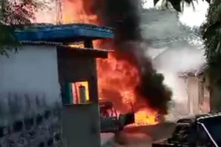 Satu orang alami luka bakar setelah menjadi korban kebakaran di toko sembako miliknya.