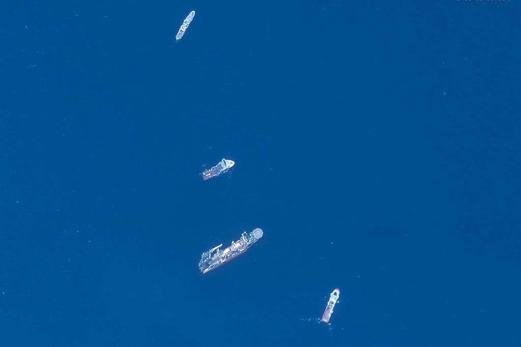 Gambar satelit milik Maxar Technologies menunjukkan Horizon Arktik (ke-2 dari atas), Deep Energy (tengah), dan Skandi Vinland (bawah) mencari kapal selam Titan yang hilang pada Kamis, 22 Juni 2023 waktu setempat.