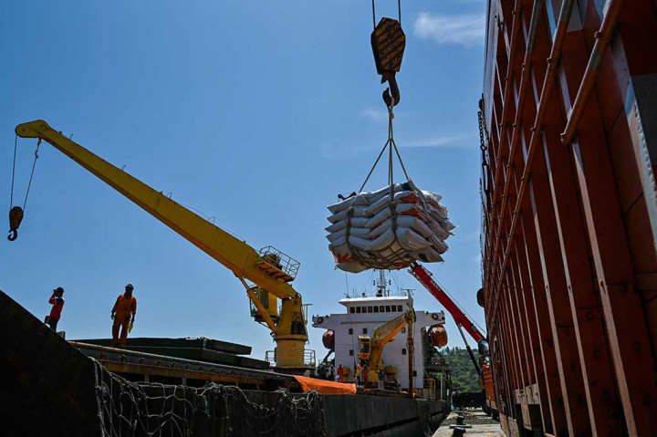 Ia menyebutkan pada tahun 2023 Perum Bulog Kanwil Aceh mendapat kuota beras impor sebanyak 63.500 ton dan yang telah tiba melalui Pelabuhan Malahayati dan Krueng Geukueh sebanyak 36.841 ton.