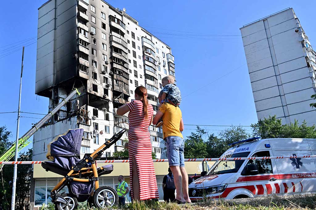 Sedikitnya dua orang tewas dan lima lainnya terluka dalam sebuah ledakan yang diyakini terkait dengan gas yang menghancurkan sebagian gedung apartemen 15 lantai di Kyiv, Ukraina, Kamis, 22 Juni 2023. 