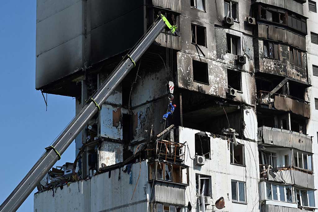 Ledakan juga menghancurkan beberapa apartemen di lantai berbeda yang terjadi pada tengah malam yang mungkin karena kebocoran gas.  