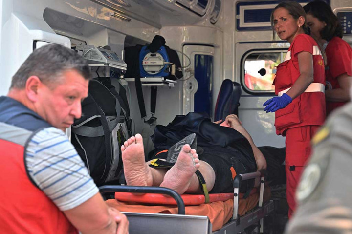 Beberapa orang kemungkinan terperangkap di bawah reruntuhan setelah empat lantai dari apartemen itu hancur, kata Layanan Darurat Negara dalam sebuah pernyataan.