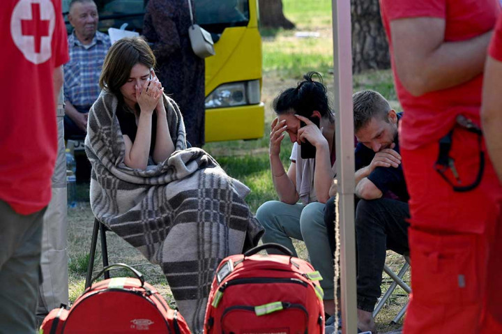 Dikatakan 21 warga telah dievakuasi dari gedung tersebut, namun belum jelas berapa banyak orang yang berada di dalamnya.