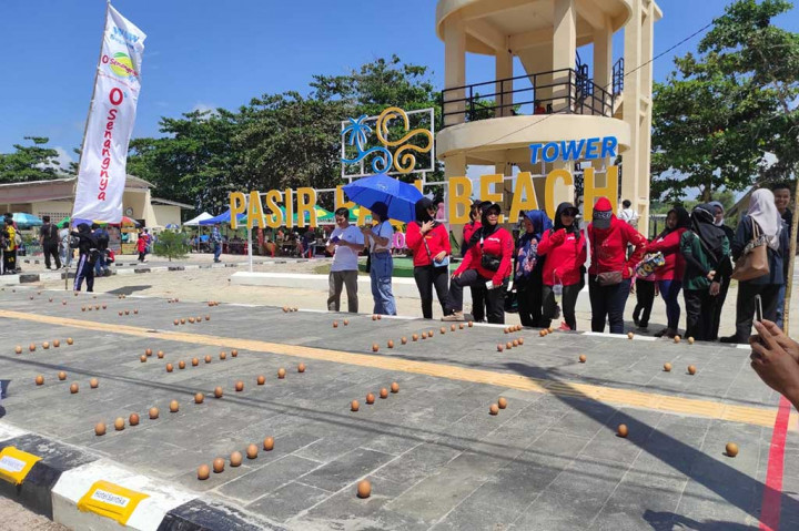Ribuan telur ayam tersebut didirikan pelajar SD dan SMP, pelaku pariwisata seperti hotel, dan pemilik restoran di atas trotoar di Pantai Pasir Padi Pangkalpinang.