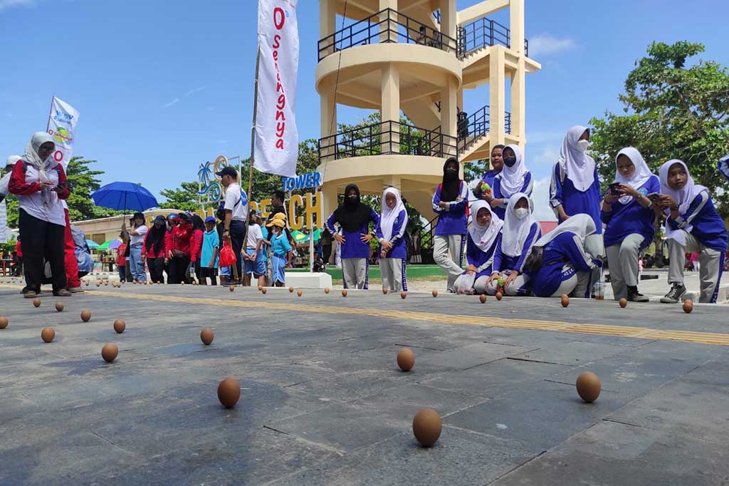 Sebanyak 3.507 telur berhasil didirikan saat perayaan Peh Cun di destinasi wisata Pantai Pasir Padi di Kota Pangkalpinang, Kepulauan Riau, Kamis, 22 Juni 2023. Kegiatan tersebut memecahkan rekor dunia MURI. 