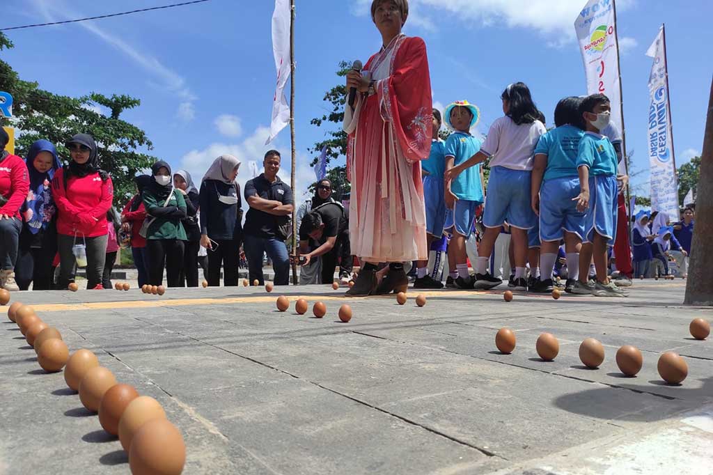 Tepat siang hari sekitar pukul 12.00 WIB semua telur telah berdiri. Tak berselang berapa lama setelah ribuan telur berhasil berdiri, tim rekor MURI melakukan penghitungan telur satu per satu.